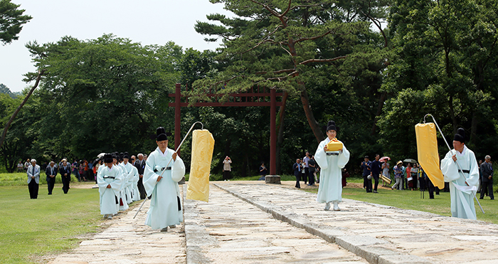 仁祖の祭享日である17日、坡州・長陵で朝鮮王室の子孫たちが祭享を行っている 
