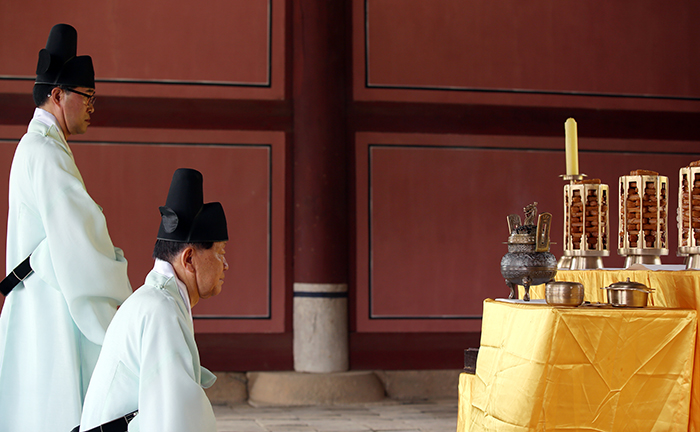 仁祖の祭享日である17日、坡州・長陵で朝鮮王室の子孫たちが香を焚いている 