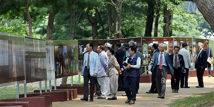 坡州・長陵の公開を記念する付帯イベントとして設けられた「王陵共感-世界遺産の朝鮮王陵」写真展を鑑賞する訪問客らの様子 