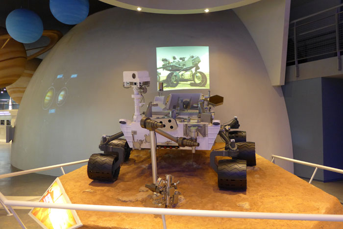 2층 천문우주관에 전시된 화성탐사선 큐리오시티 실물크기모형 (사진: 제주항공우주박물관 제공)