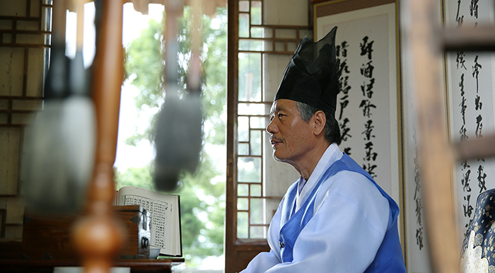 전통 문화에 대해 설명하고 있는 최참판댁 명예참판 경암 정상욱 씨 (사진: 전한)