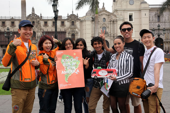 남미대륙를 찾은 경희대 조리학과 출신의 젊은이들은 ‘김치버스’를 타고 한국의 김치를 소개하고 있다. (사진제공: 농림축산식품부)