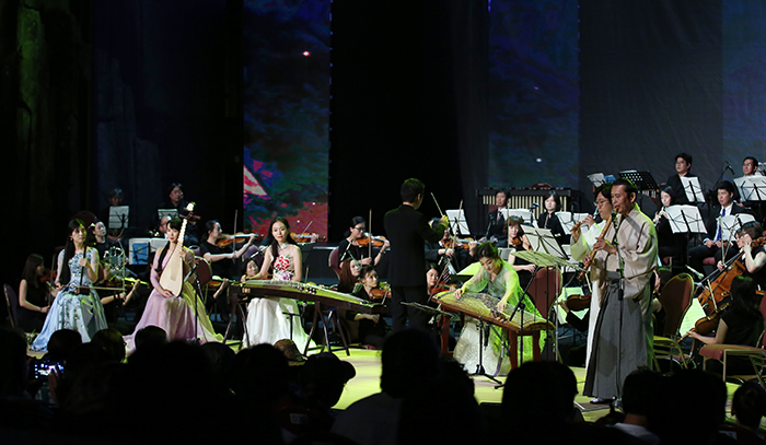 「2016日韓中芸術祭」が、27日、済州島(チェジュド)の済州国際コンベンションセンターで開かれ、3国の演奏者たちが済州交響楽団と共に「アリラン」の旋律を奏でている