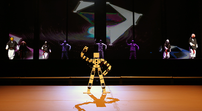 전통에서 현대, 그리고 미래를 상징하는 공연을 ‘애니메이션 크루’가 로봇과 함께 펼쳐 보이고 있다.