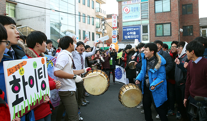 13일 선배 수험생을 응원하기 위해 수능고사장 앞을 찾은 후배 학생들이 학교별로 응원전을 펼치고 있다. 