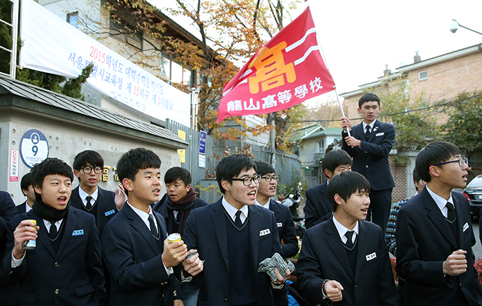 용산고등학교 학생들이 13일 수능을 치르는 선배들을 위해 구호를 외치며 응원하고 있다.