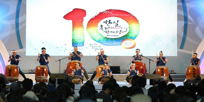 14일 서울 강남구 코엑스에서 열린 ‘한일축제한마당 2014 in Seoul’에서 김덕수 사물놀이와 일본전통 북공연팀이 함께 축하공연을 하고 있다.