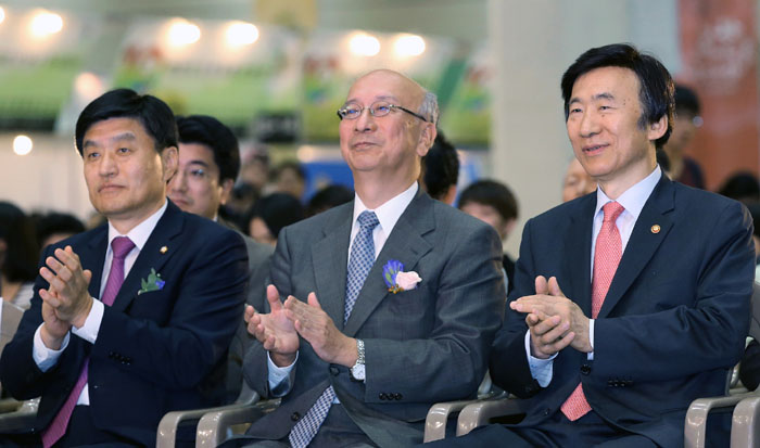 윤병세 외교부 장관(오른쪽)과 벳쇼 고로 주한일본 대사(중간)가 14일 ‘한일축제한마당 2014 in Seoul’ 행사를 관람하고 있다. 