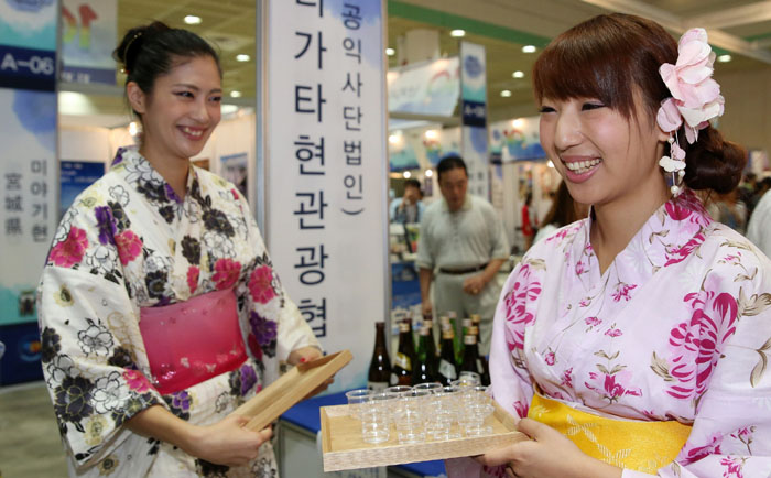 ‘한일축제한마당 2014 in Seoul’에 참가한 일본 니가타현 관광협회 부스에서 행사 관계자들이 일본 사케 시음 행사를 펼치고 있다.