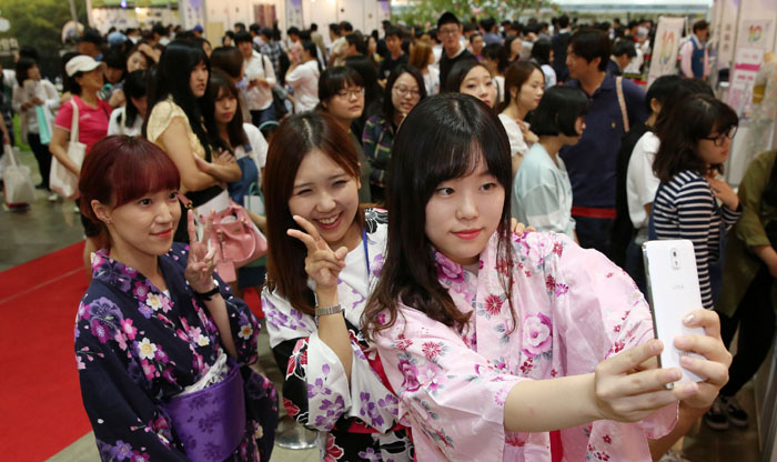 ‘한일축제한마당 2014 in Seoul’에서 관람객들이 일본 기모노 의상을 입어보고 기념사진을 찍고 있다. 