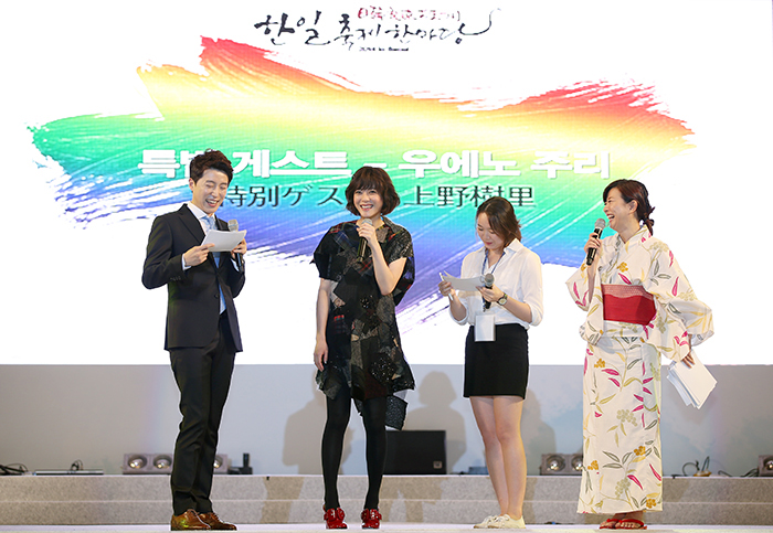 ‘한일축제한마당 2014 in Seoul’에 참석한 일본 배우 우에노 주리가 한국팬들에게 인사를 하고 있다.