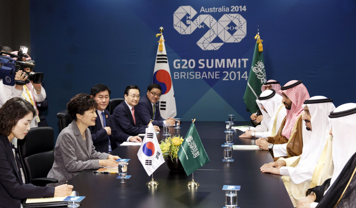 G20 정상회의에 참석중인 박근혜 대통령이 16일 호주 브리즈번 컨벤션센터에서 살만 압둘아지즈 사우디아라비아 왕세자와 양국 정상회담을 갖고 있다.