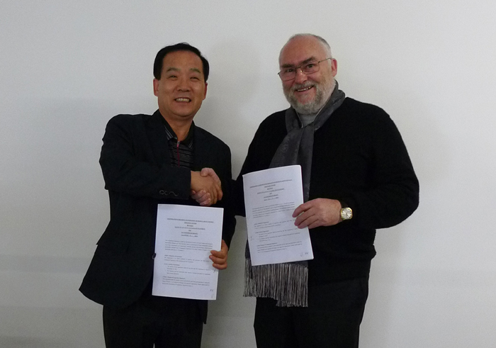 최종만 아시아문화개발원장(왼쪽)과 프랑크 고트로 프랑스 르 콩소시엄 감독(오른쪽)이 지난 11월 10일 광주 국립아시아문화전당의 ‘디자인랩’ 운영을 위한 계약을 체결했다. 