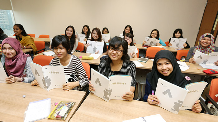 インドネシア・ジャカルタの韓国文化院で韓国語授業を受ける学生たちの様子 