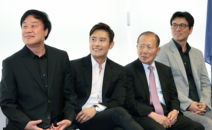 배우 이병헌(왼쪽에서 두번째)이 3일 주한 호주대사관에서 열린 APSA 시상식에서 자신에 대한 소개를 들으며 환하게 웃고 있다. 전한 기자