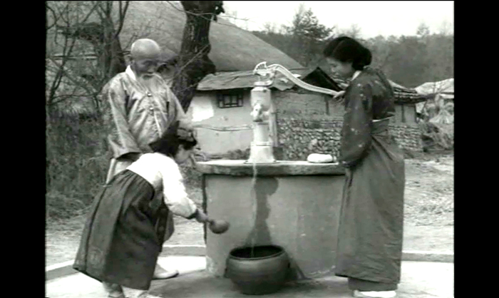 한국전쟁 이후 복구 사업이 계속되면서 위생에 관한 관심이 높아졌다. 새로운 만들어진 위생우물을 통해 물을 긷고 있는 모습이 담긴 이 영상은 1959년 제작된 문화영화 ‘새로운 위생우물 파기’의 한 장면.