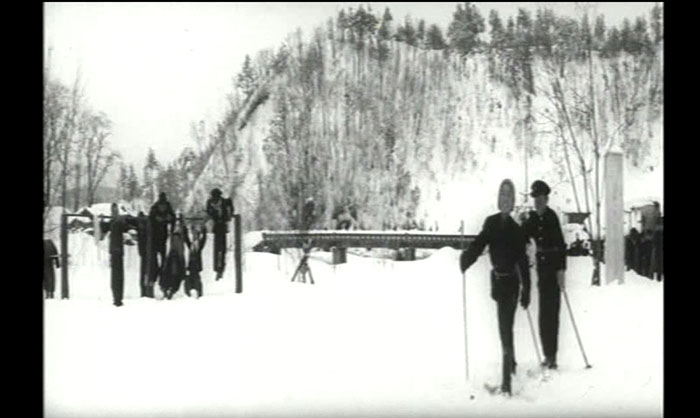 강원도 평창군 대관령 지역에서 나무스키를 타고 학생들이 등교하는 모습이 담긴 1959년 제작 문화영화 ‘대관령의 겨울’ 편의 한 장면.