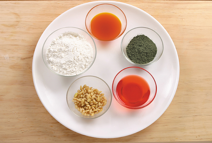 梅雀菓の主材料として使われる小麦粉、ヨモギ粉・クチナシ水・イチゴ水