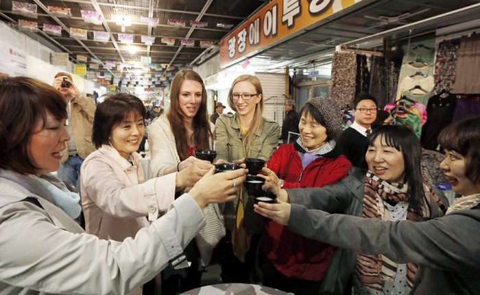 10일 서울 종로구 광장시장 막걸리 유랑단 행사에서 외국인 참석자들이 막걸리잔을 들고 건배하고 있다. (사진: 전한)