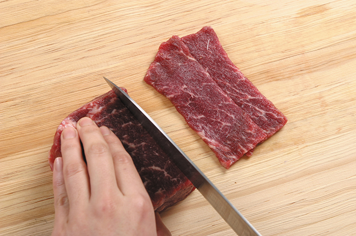 쇠고기는 핏물을 닦고 기름기와 힘줄을 손질한다. 고기를 결대로 썰면 질기므로 결의 반대반향으로 얇고 넓게 썬다.