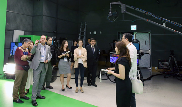 해외 언론인들이 지난 17일 연합뉴스를 찾아 ‘채널 Y’의 가상현실 스튜디오를 둘러보고 있다.