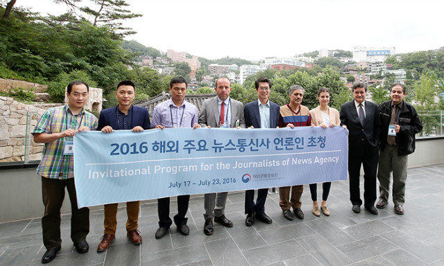 한국을 찾은 해외 언론인들이 지난 18일 김갑수 해외문화홍보원장과 만남을 가진 뒤, 기념촬영을 하고 있다.