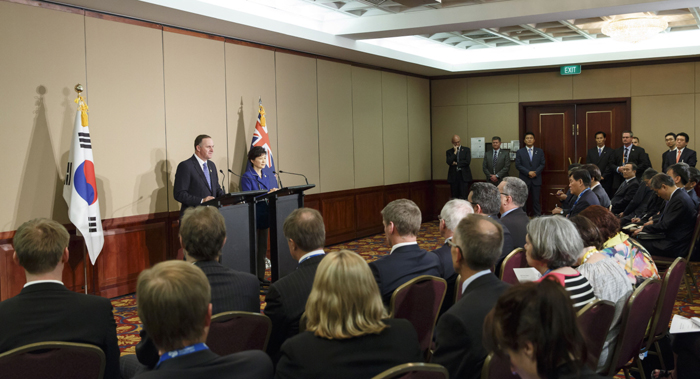 박근혜 대통령(오른쪽)과 존 키 뉴질랜드 총리가 FTA 협상 타결을 공식 선언하고 기자회견을 하고 있다. 