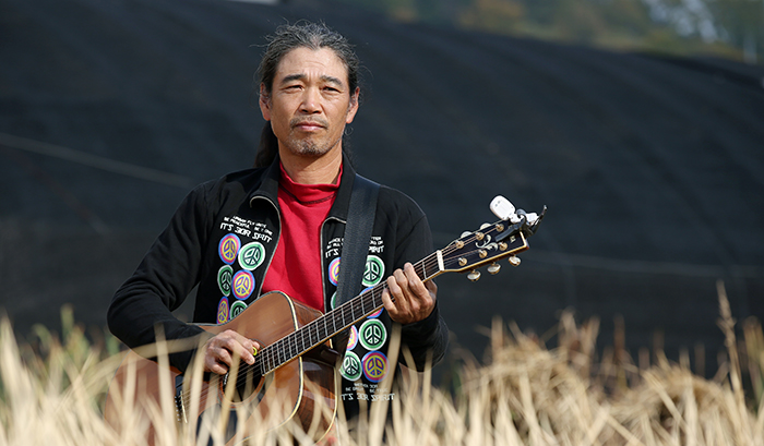 27년간 농사를 지어온 김백근 씨는 앞으로도 무, 배추를 하나씩 팔아 모은 돈으로 계속 음악을 하고 싶다고 말한다. 