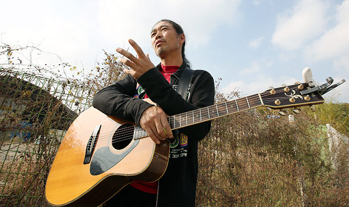 가족들의 반대도 심했지만 음악에 대한 열정만은 포기할 수 없었다던 농부가수 김백근 씨. 