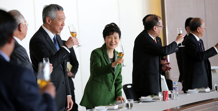 부산 해운대 누리마루 한-아세안 특별정상회의 오찬장에서 박근혜 대통령이 참석 정상들에게 건배 제의를 하고 있다. 