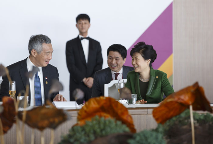 부산 해운대 누리마루 한-아세안 특별정상회의 오찬장에서 박근혜 대통령이 아세안 정상들과 환담을 나누고 있다.