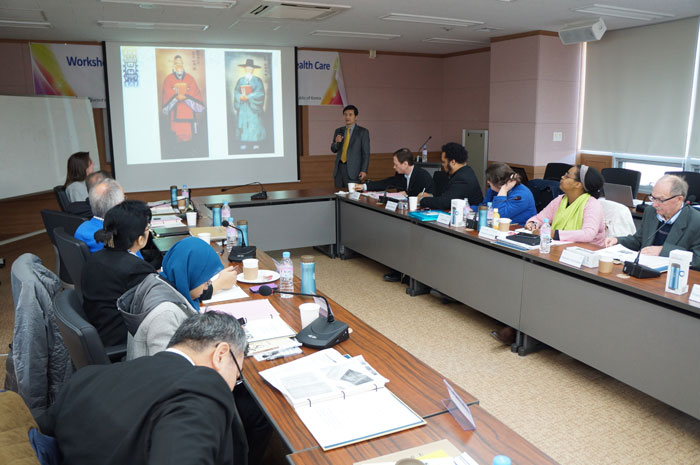 연수생들이 한국의 한방의료에 관한 역사적 배경 설명을 듣고 있다.