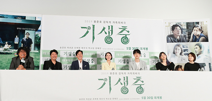  
（左から）奉俊昊監督、ソン・ガンホ、イ・ソンギュン、チョ・ヨジョン、チェ・ウシク、パク・ソダム、チャン・へジン＝２８日、ソウル
