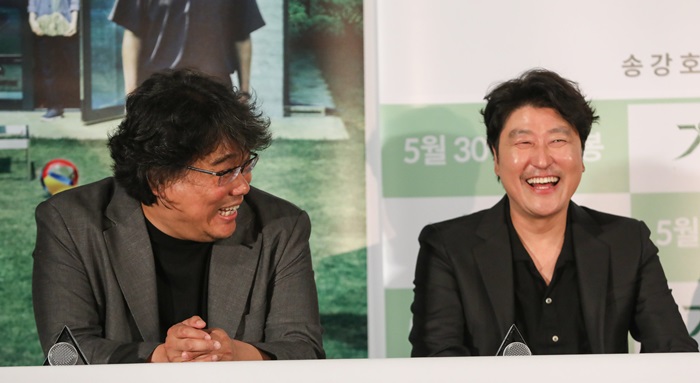 映画「パラサイト」について説明する奉俊昊監督（左）とソン・ガンホ＝２８日、ソウル