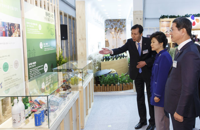 박근혜 대통령이 19일 안성의 농협 농식품물류센터를 방문, 미래농업전시장을 참관하고 있다.