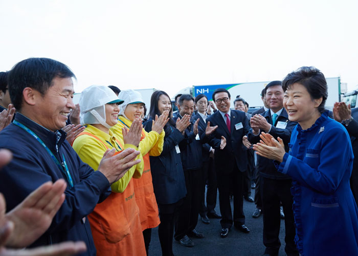 박근혜 대통령이 19일 안성 농협 농식품물류센터 관계자 및 농업인들과의 만남에서 박수를 치며 인사를 나누고 있다. 