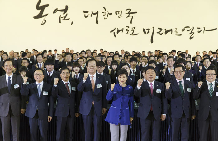 박근혜 대통령이 19일 안성 농협 농식품물류센터 관계자 및 농업인들과 함께 기념촬영하고 있다. 