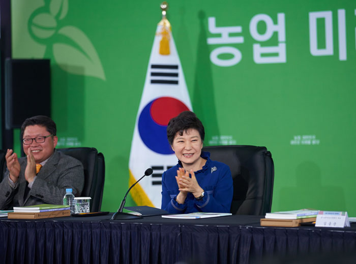 박근혜 대통령이 19일 경기도 안성 농협 농식품물류센터에서 열린 토론회에서 농업의 미래 발전방향에 대한 논의에 앞서 영상물을 시청 한 뒤, 박수를 치고 있다. 