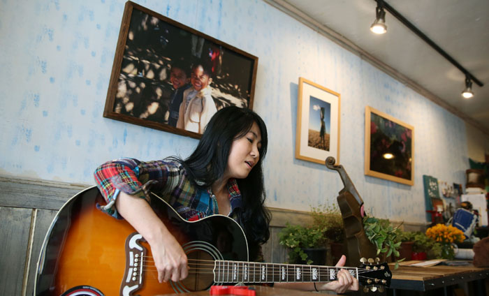 기타연주와 함께 ‘봄이 온단다’를 부르고 있는 가수 박강수 씨. 