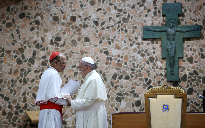 프란치스코 교황이 ‘아시아 주교들와의 만남’의 자리에서 주교와 인사를 나누고 있다.