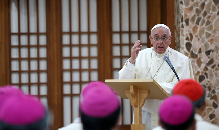 프란치스코 교황이 ‘아시아 주교들와의 만남’의 자리에서 강론을 하고 있다.
