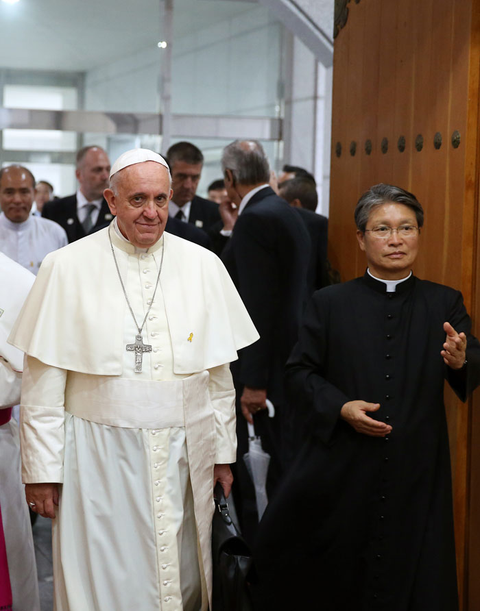 프란치스코 교황이 ‘아시아 주교들와의 만남’의 자리가 마련된 소성당으로 들어서고 있다.