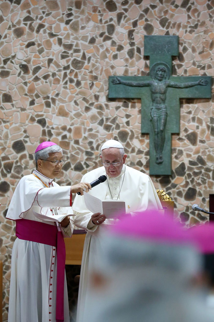 프란치스코 교황이 ‘아시아 주교들와의 만남’의 자리에서 기도문을 읽고 있다.