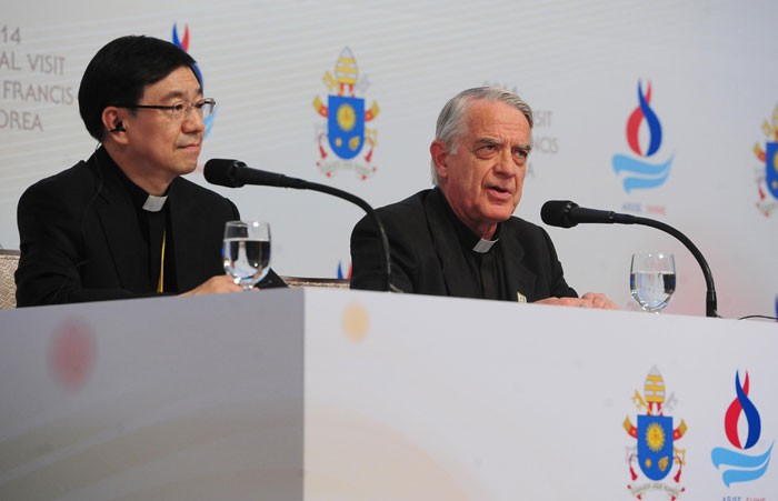 롬바르디 교황청 대변인(사진 오른쪽)이 ‘아시아 주교들와의 만남’이 끝난후 대화내용을 설명하고 있다.