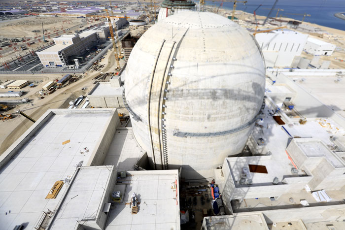 アブダビ・バラカに位置する原発1号基の建設現場。工程率90%のドーム型の1号基は来年5月の完工を控えている