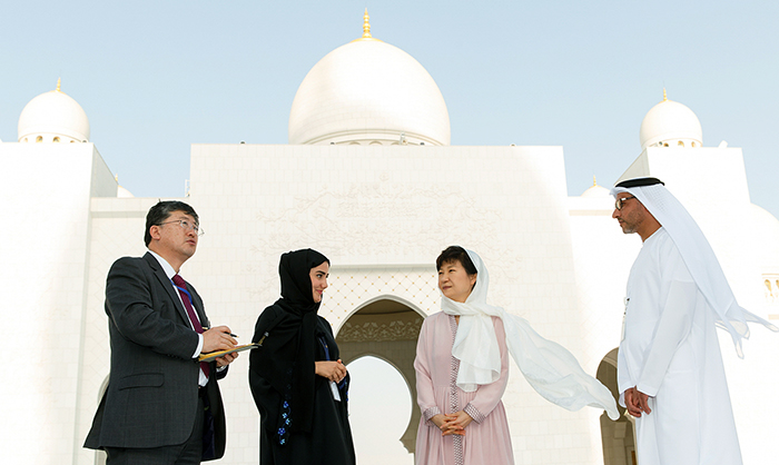 박근혜 대통령(오른쪽에서 두 번째)이 5일(현지시간) 아랍에미리트 그랜드 모스크를 방문해 관리소장과 직원으로부터 설명을 듣고 있다. 