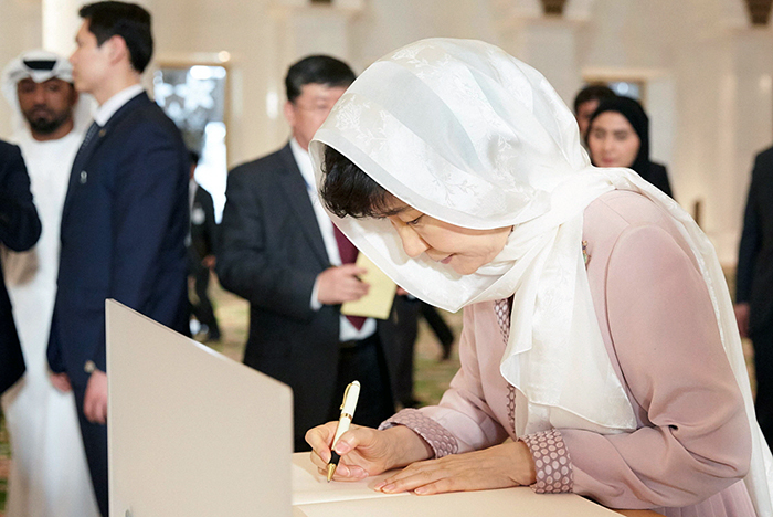 아랍에미리트 그랜드 모스크를 찾은 박근혜 대통령(오른쪽)이 방명록에 글을 남기고 있다. 