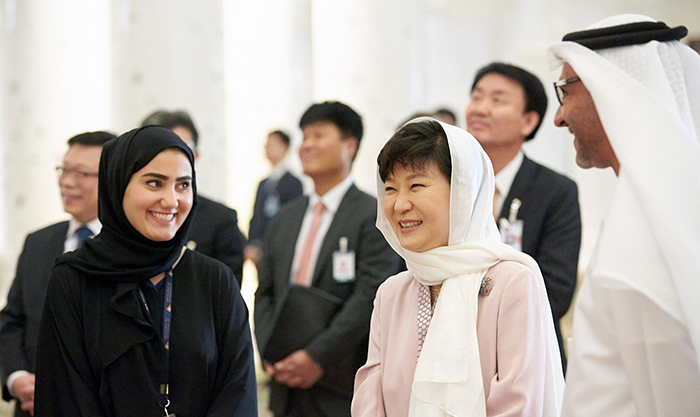 박근혜 대통령(오른쪽에서 두 번째)이 5일 아랍에미리트 그랜드 모스크를 찾아 직원으로부터 설명을 들으며 환하게 웃고 있다. 