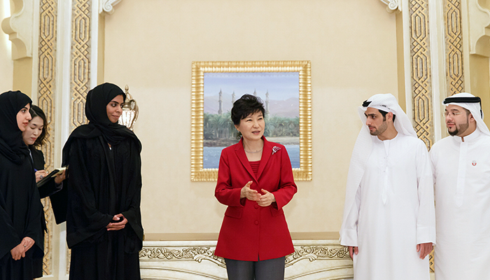 박근혜 대통령 (가운데)이 5일(현지시간) 아랍에미리트 아부다비에서 UAE 청년대사 프로그램에 참석해 한국을 방문했었던 아랍에미리트 청년들과 만남을 갖고 이야기를 나누고 있다. jpg