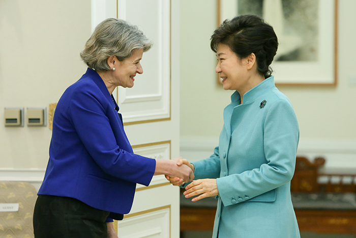 박근혜 대통령이 4일 이리나 보코바 유네스코 사무총장과 만나 악수하고 있다. (사진: 청와대) 